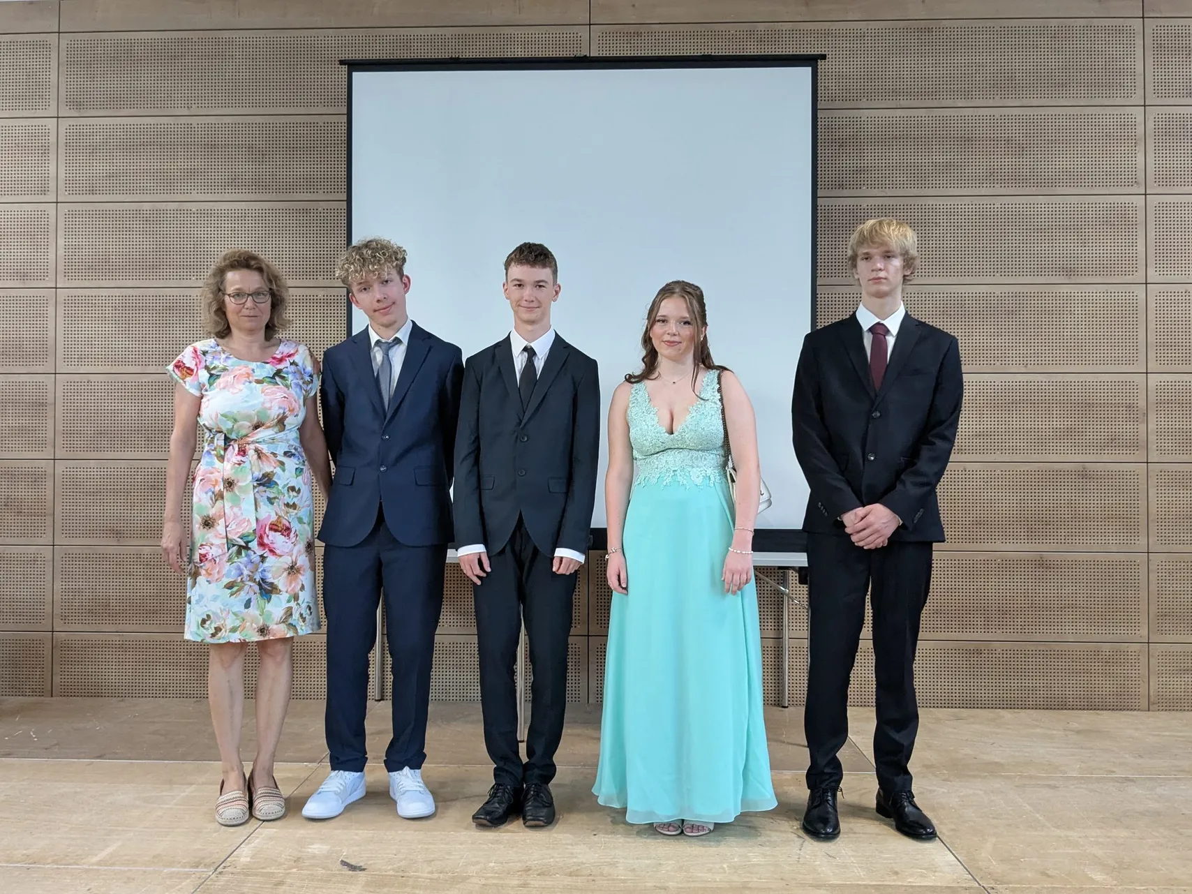 .l.n.r. zu sehen sind auf dem Bild: Tanja Huber, KRin, Kilian Baumann (1,4), Tobias Georgi (1,4), Aimeé Klang (1,5) und Ivan Anisimov (1,2)