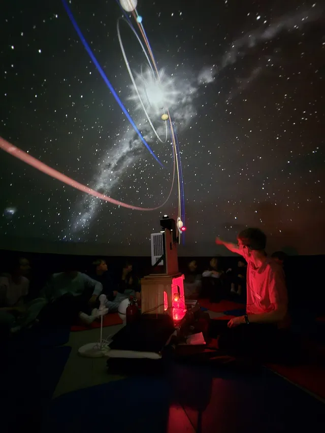 Besuch des mobilen Planetariums an der Mittelschule