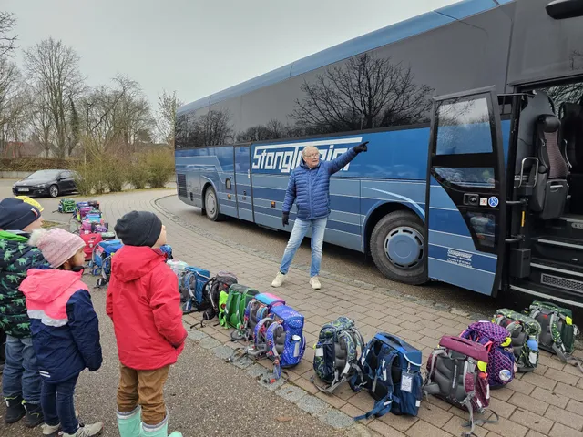 Sicher zur Schule und zurück: Erstklässler bei der Aktion „Hallo Busfahrer“