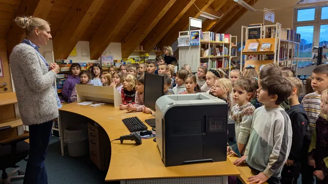 Erstklässler entdecken die Welt der Bücher