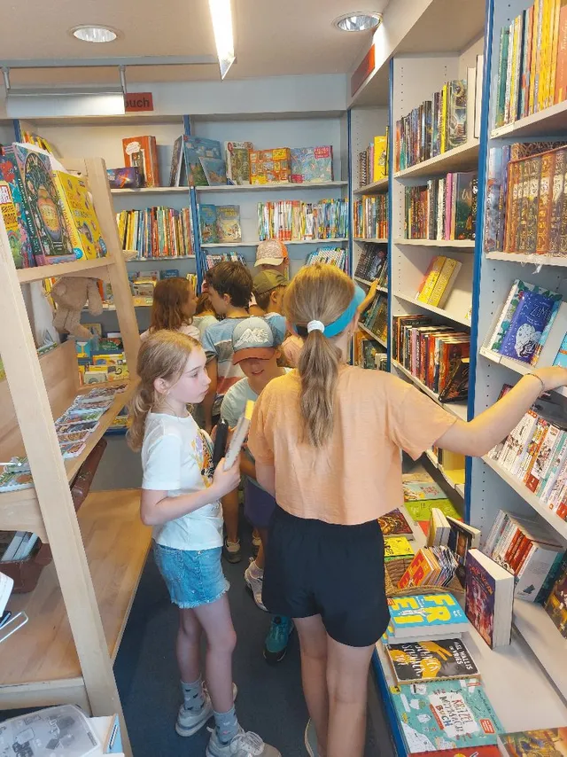 Besuch der 4. Klassen in der Buchhandlung Wolnzach